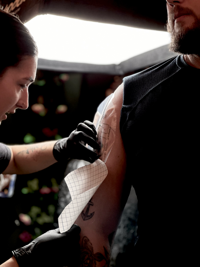 Placing the second skin on a complete tattoo for safe aftercare
